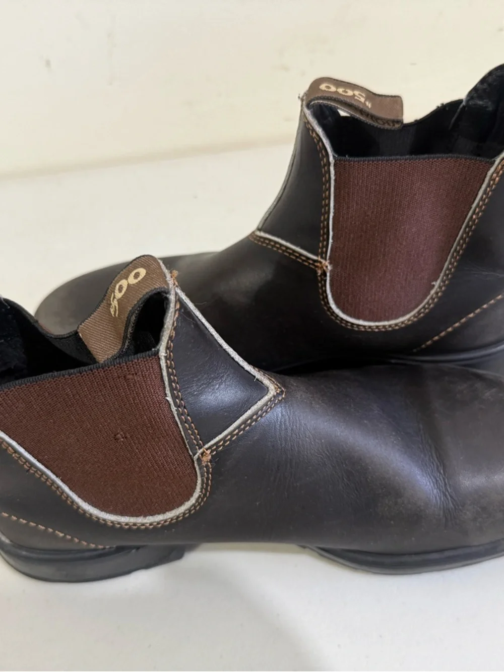 Blundstone Brown Chelsea Pull-On Boots with Tan Panels